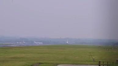 4k实拍机场飞机起飞视频的预览图